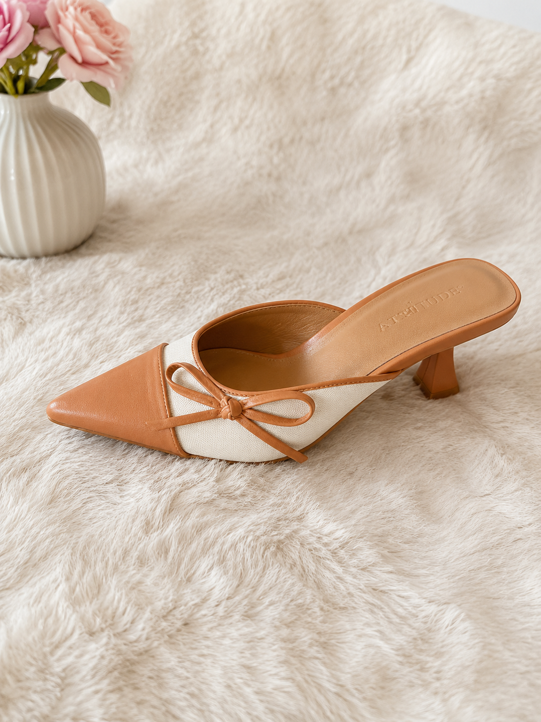 Bow detailed kitten heel