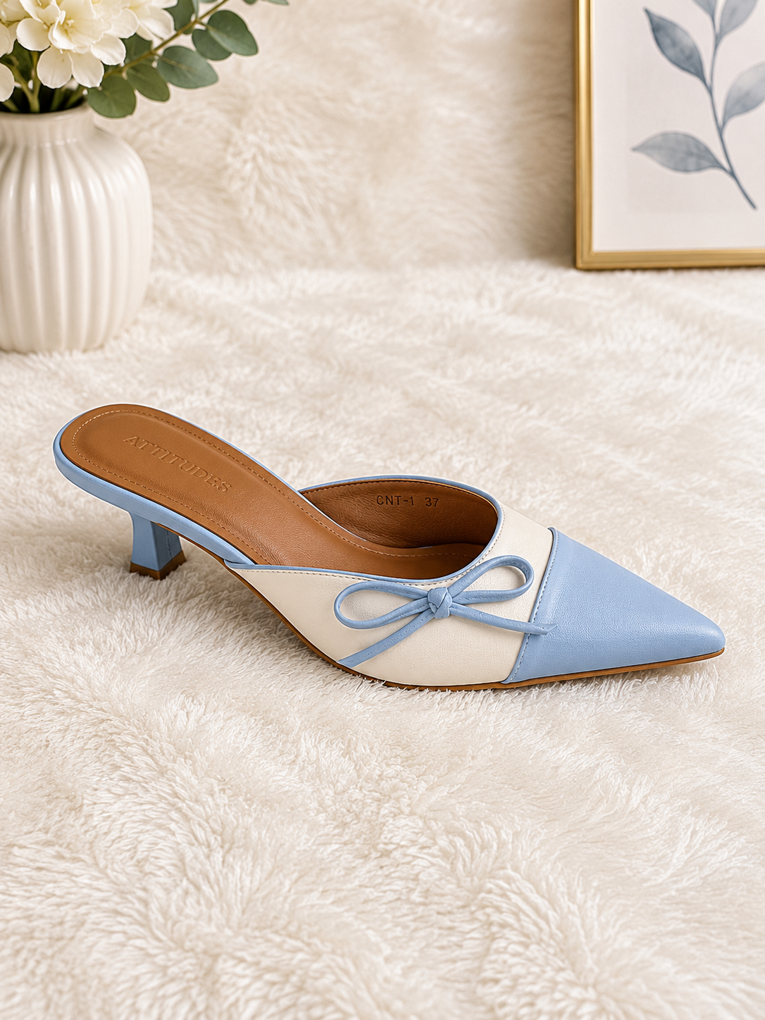 Bow detailed kitten heel