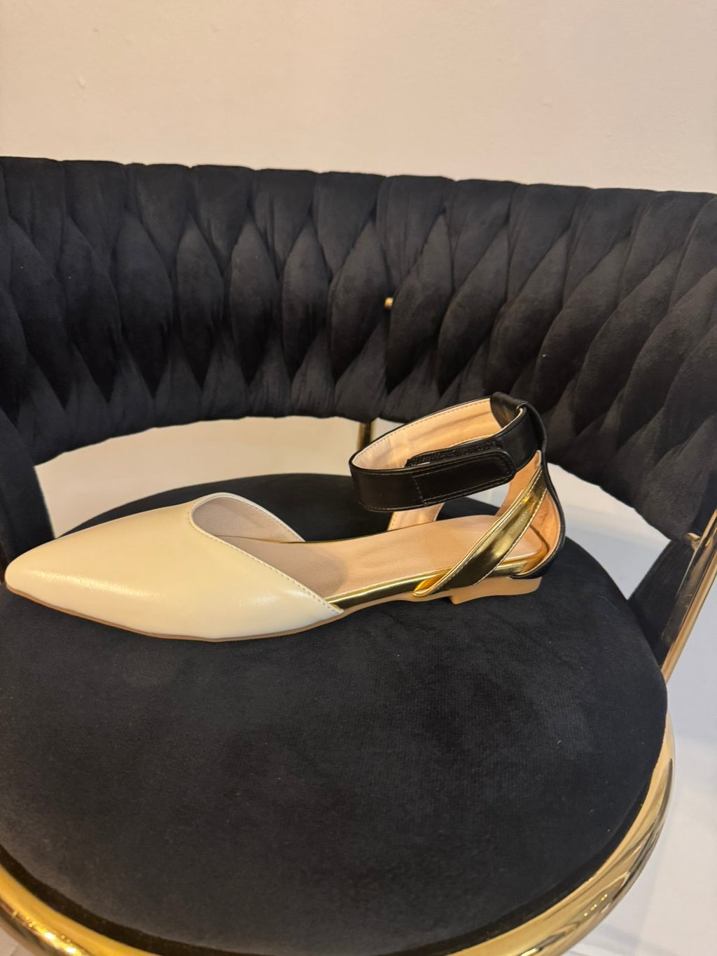 Closed toe pointed ballet shoe