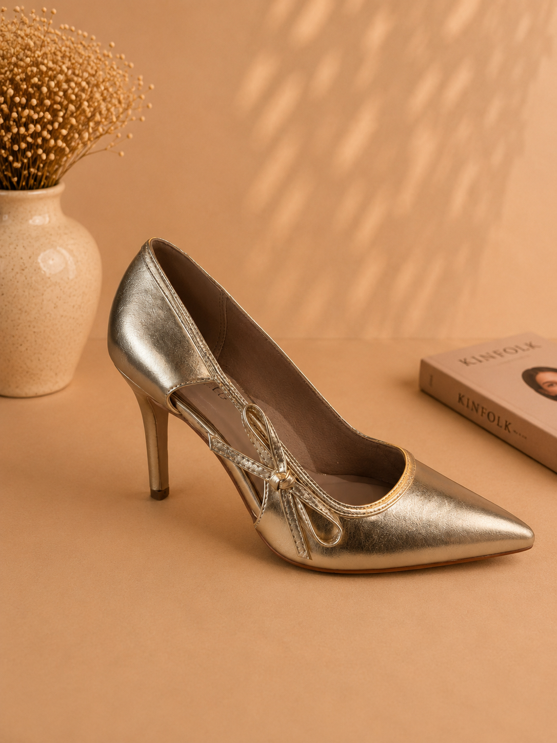 Gold metallic bow detail pump