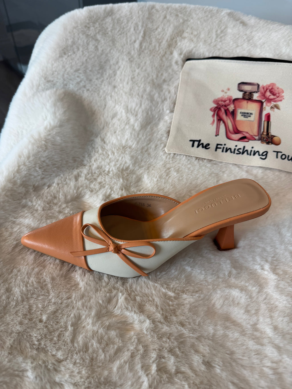 Bow detailed kitten heel