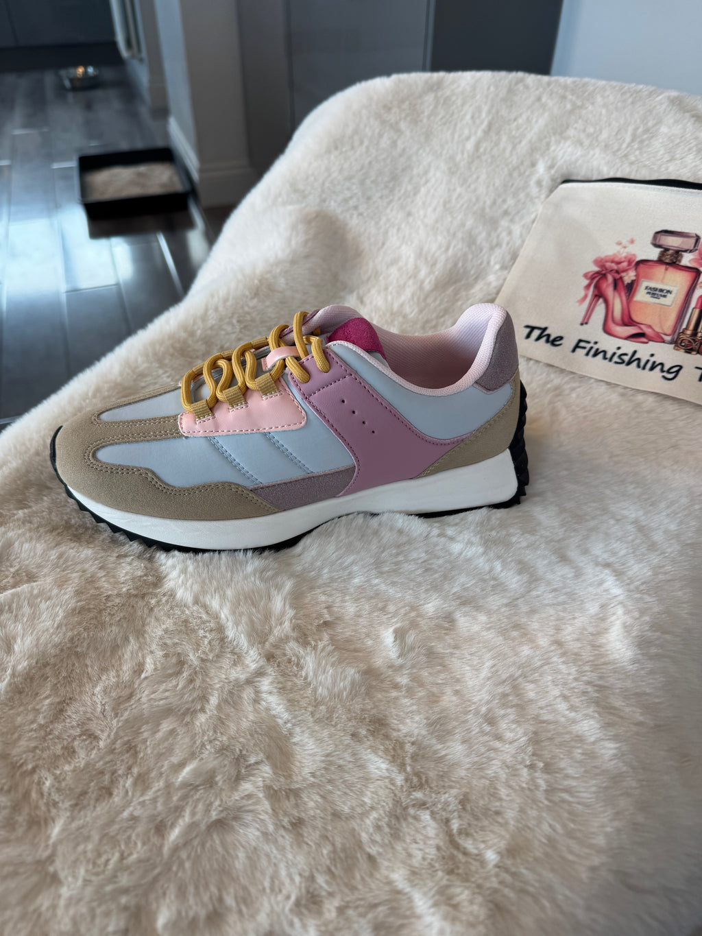 Multicolour trainer