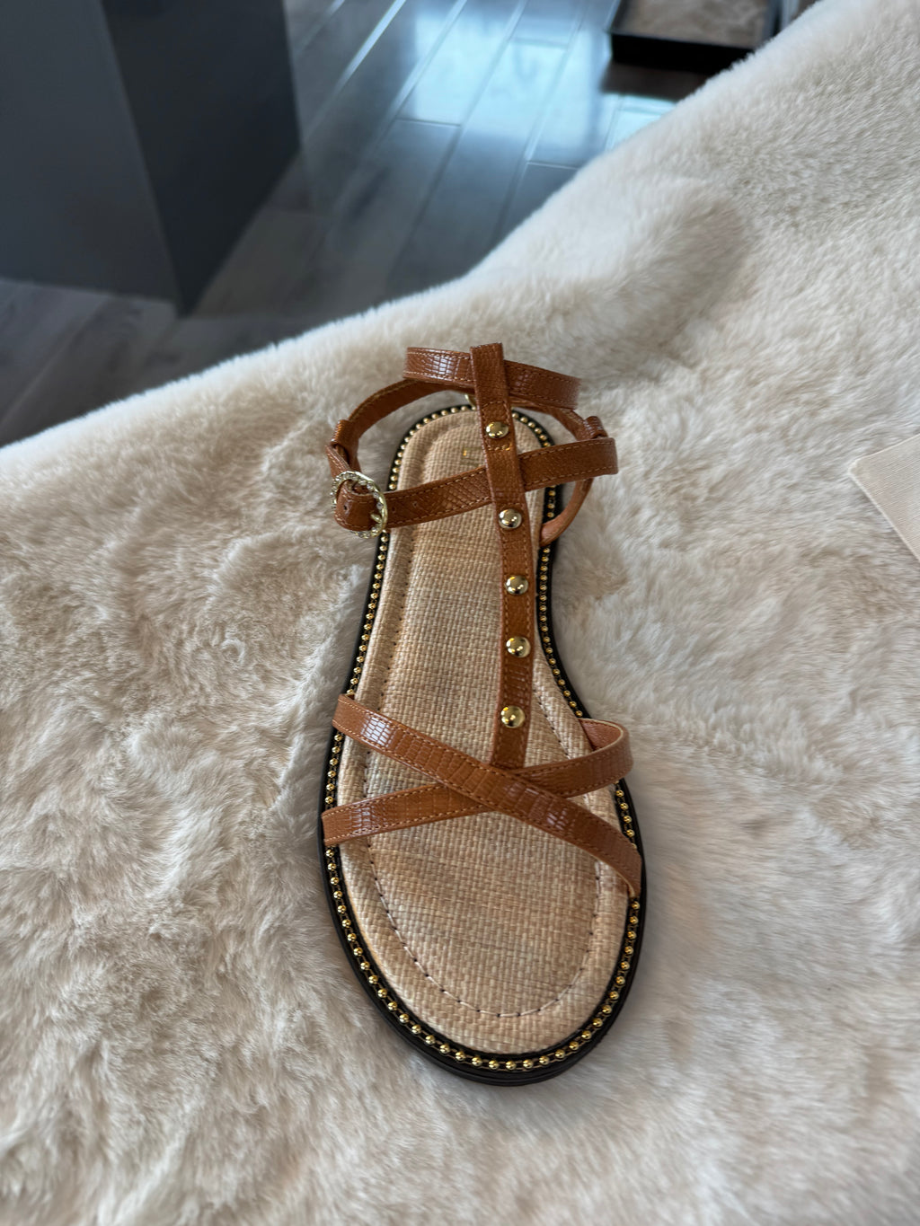 white Sandal flat