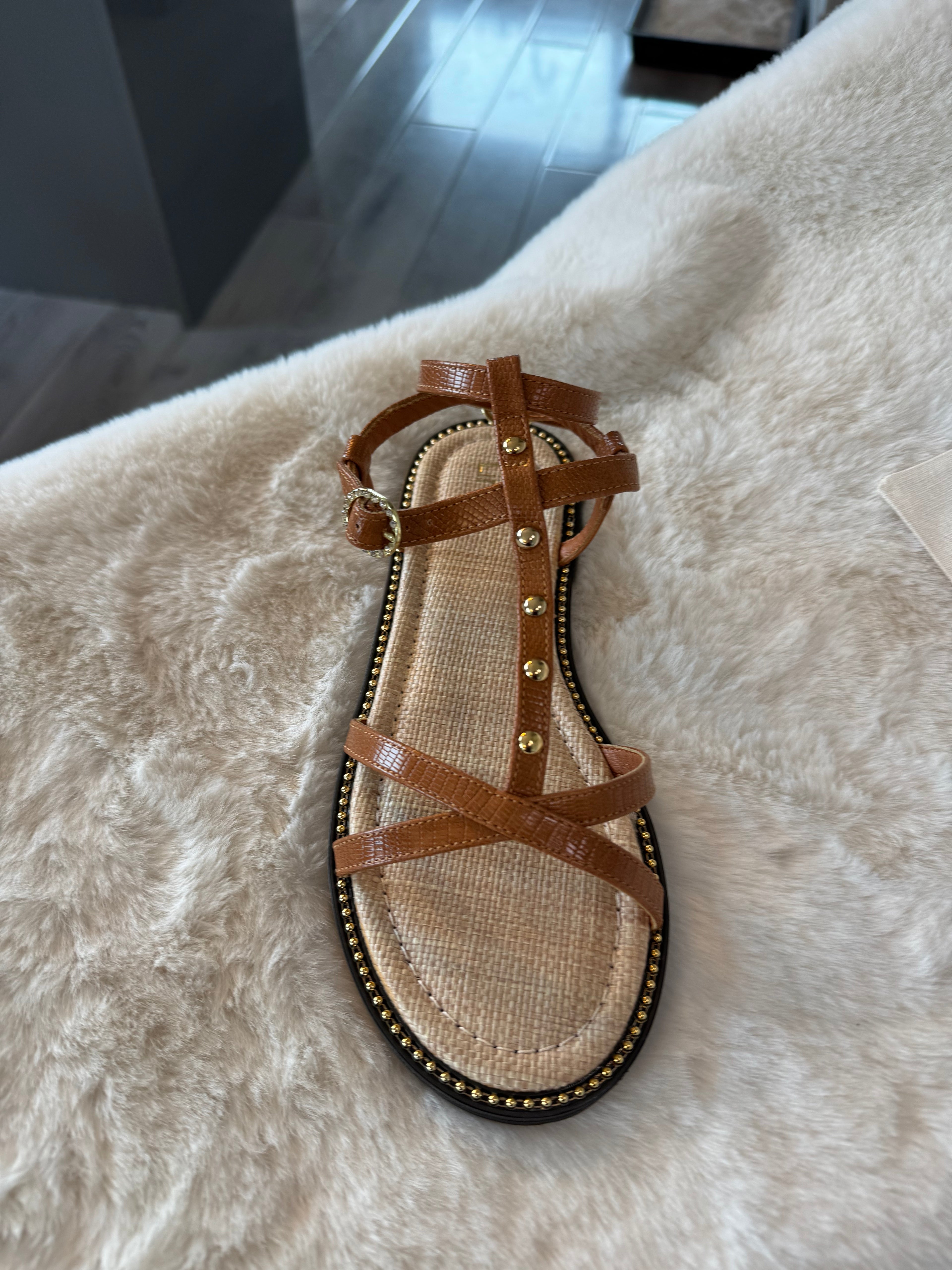white Sandal flat